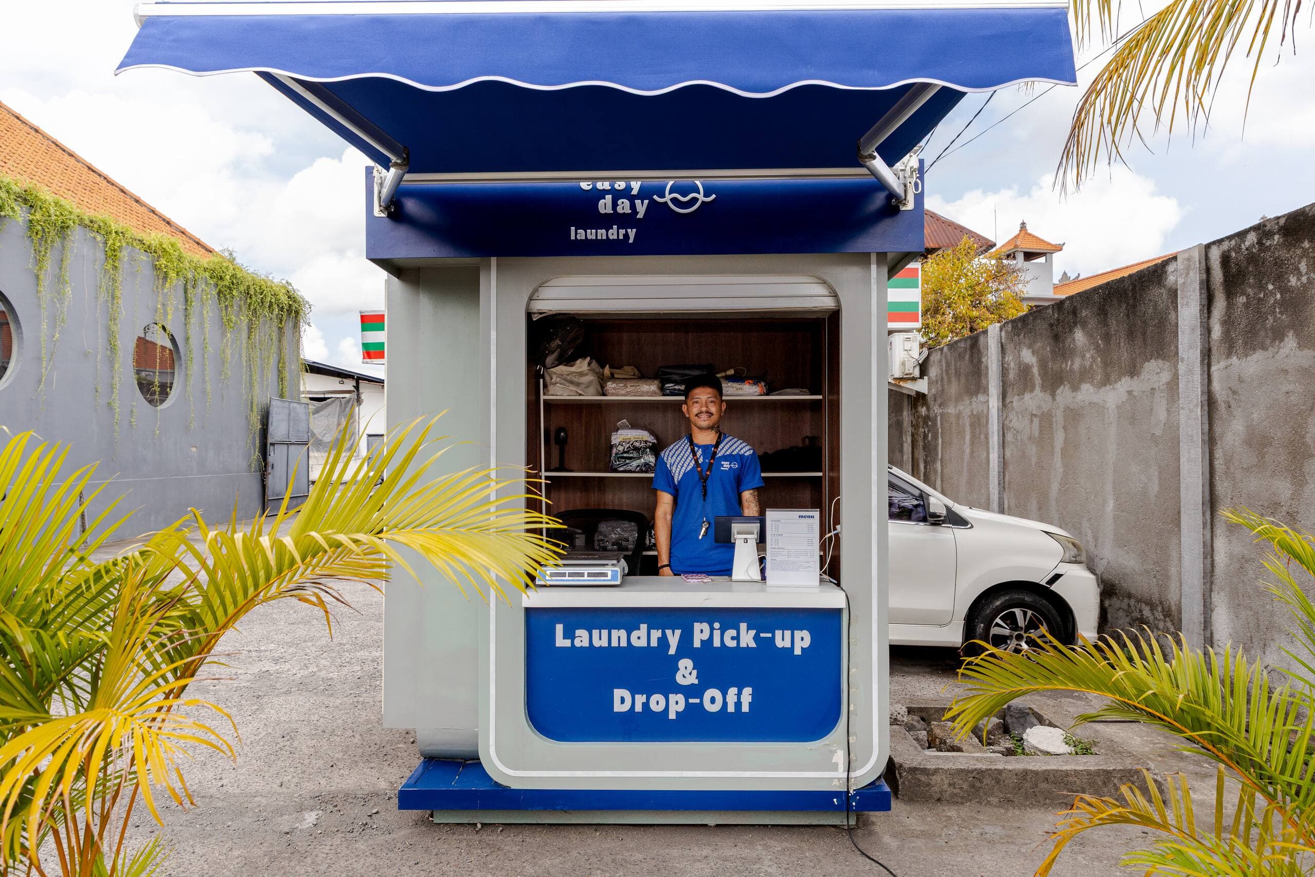 Easy Day Laundry pick-up and drop-off booth in Padonan with a team member at the counter