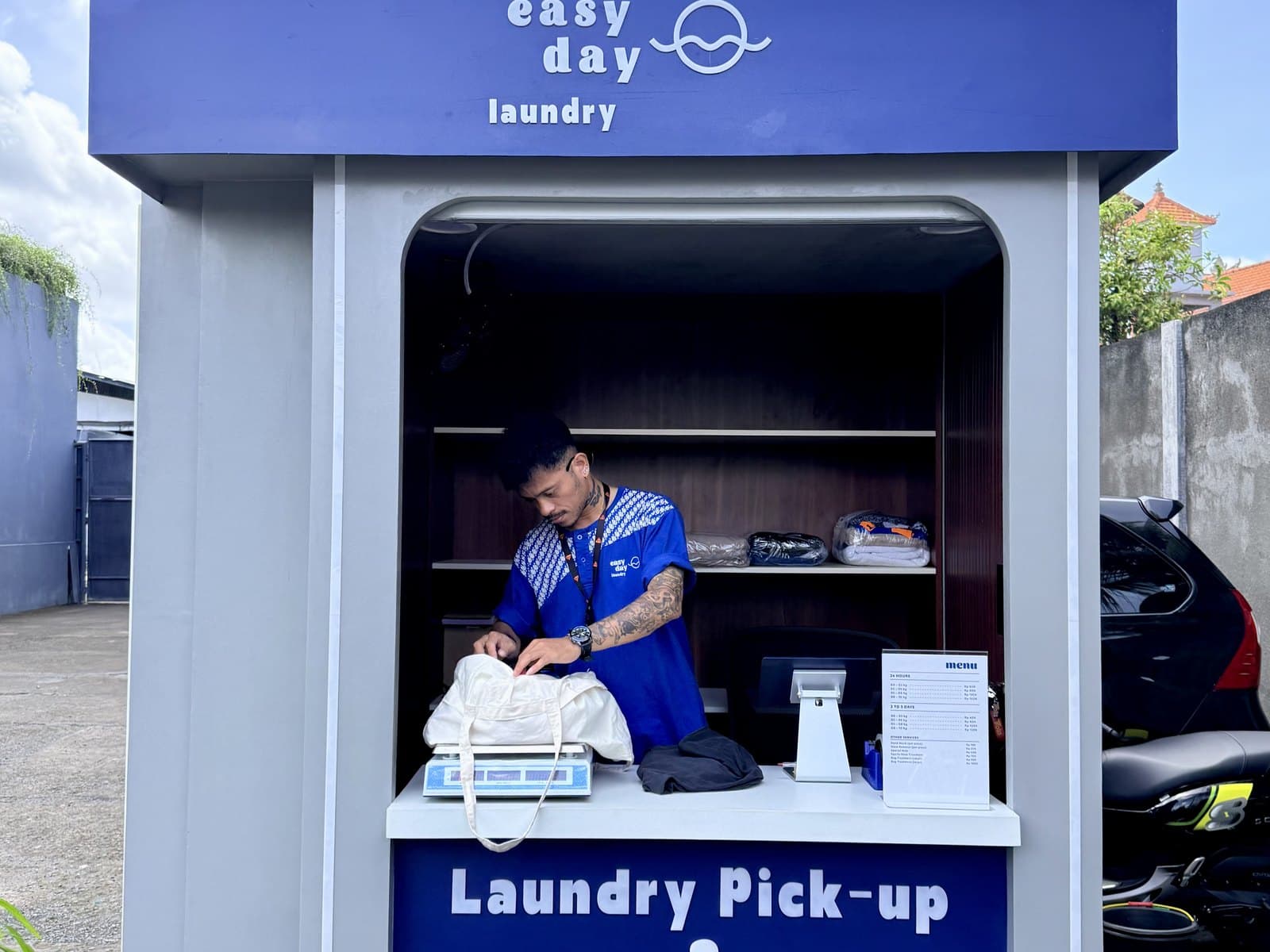 Easy Day Laundry Padonan drop-off booth with attendant at the counter